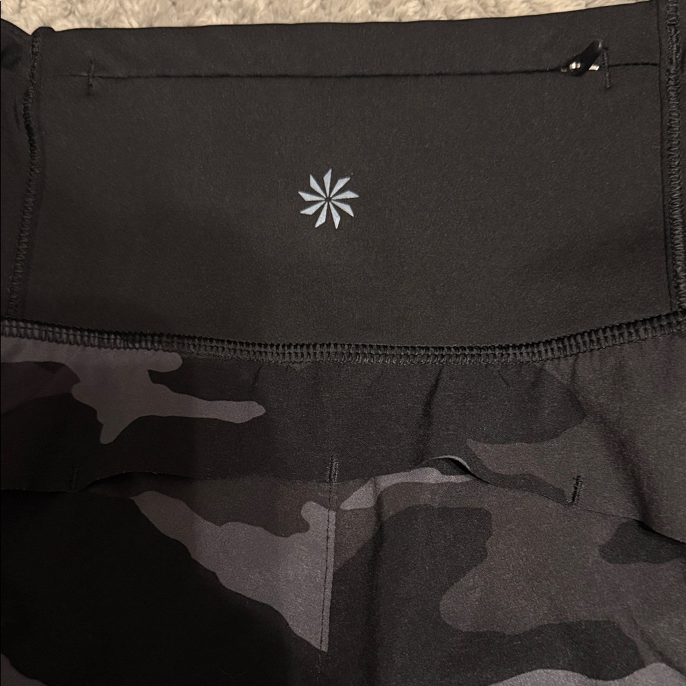 🏃‍♀️ Athleta Black Camo mid-rise Racer Run Shorts | Size Small 🖤 - Picture 5 of 8